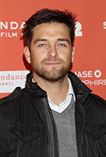 How tall is Antony Starr?